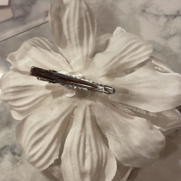 Bridal hair clip⚡️⚡️ bundle any 5 $5.00 items and make an offer of $15.00 - Picture 2 of 3